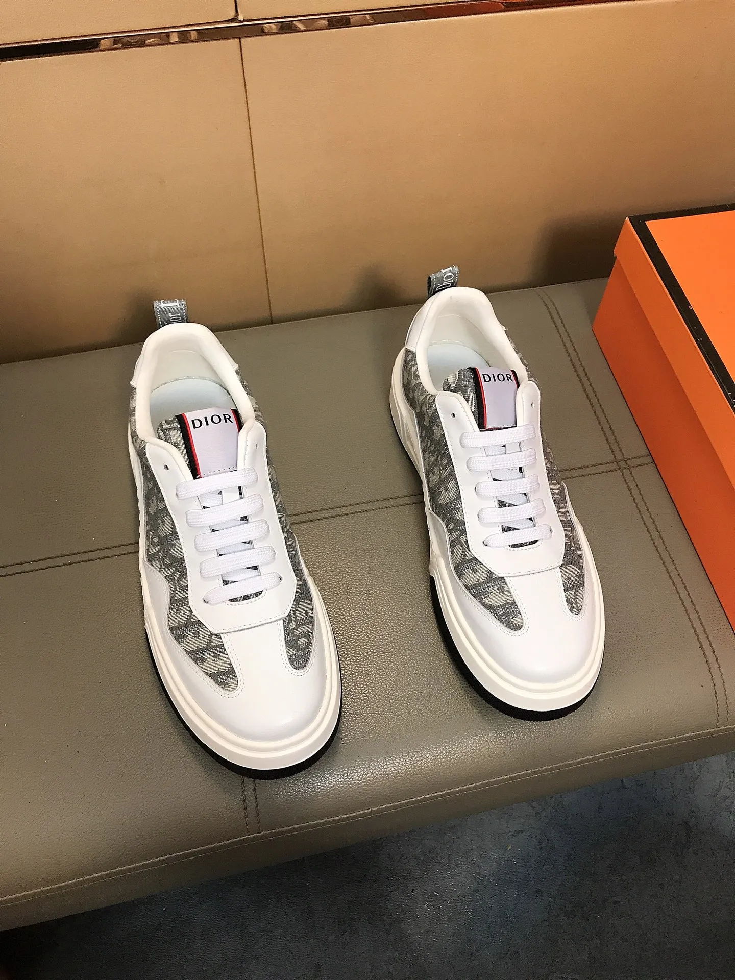 Factory price 400 ↔️↔️ (Dior) new men's casual sports shoes 👣 Full of charm, luxury style gentleman shoes. Upper: Made of imported Italian cowhide + printed fabric, sheepskin lining. Branded wear-resistant soles; with classic logos💋The whole pair of shoes is fashionable and casual yet high-end style🎈🎈Size: 38-44